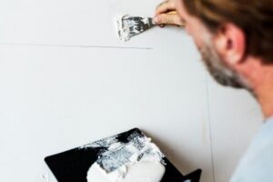 reparar paredes con moho